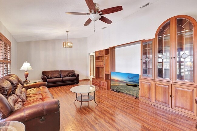 Photo - 362 SE Calmoso Dr