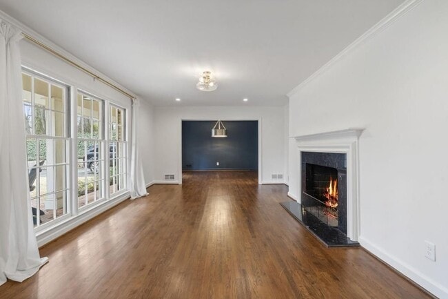 Photo - 439 Broadland Rd NW