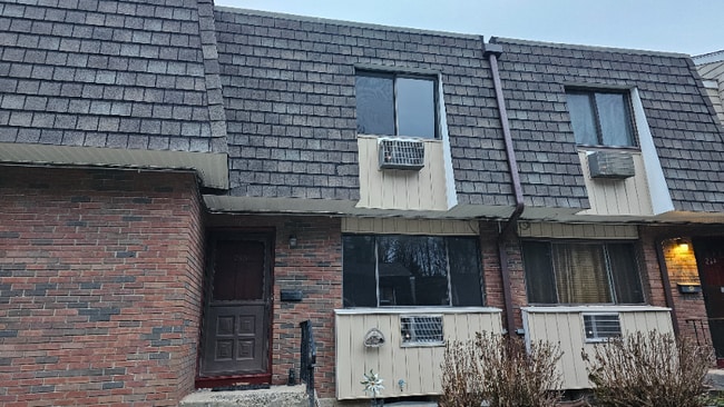 Building Photo - 266 High Path Rd