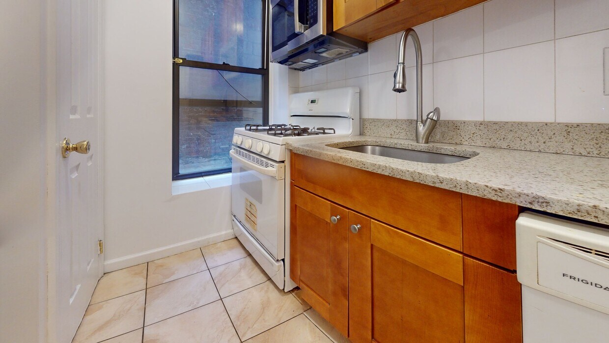 Photo - Private bedroom in 3 bed/1 bath Home