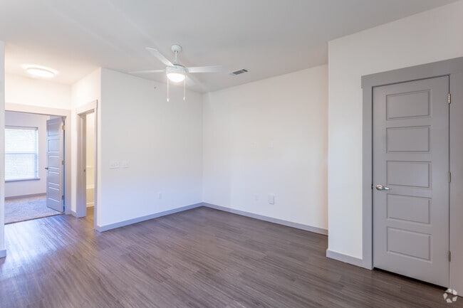 1BR, 1BA - 660 SF