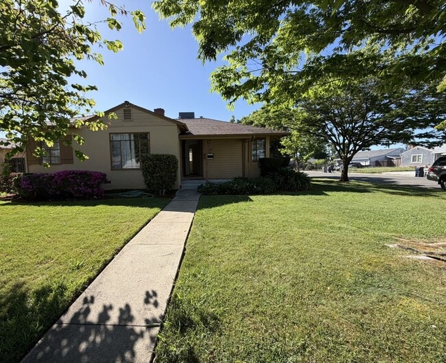 Building Photo - Charming Vintage Gem: Cozy 3-Bedroom Retreat with Timeless Style in Sacramento