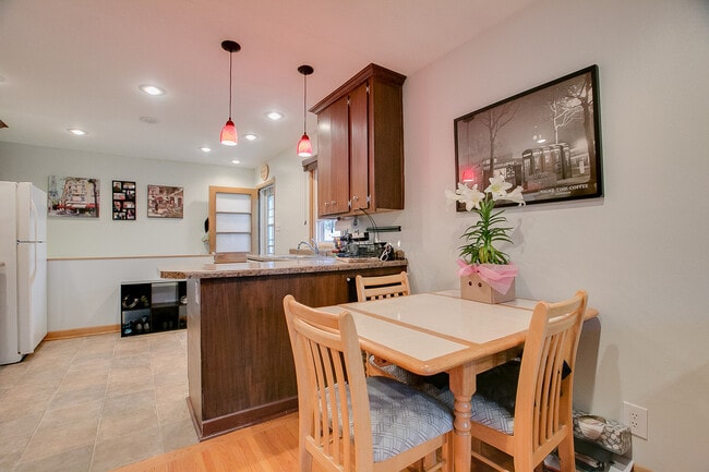 Photo - 996 Larpenteur Ave West