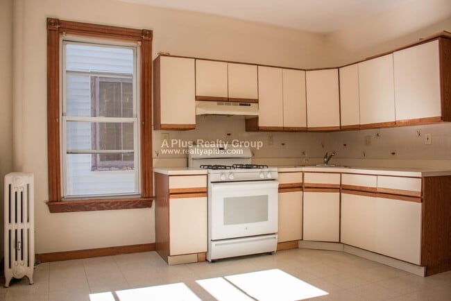 Building Photo - 336 Centre St Unit 1