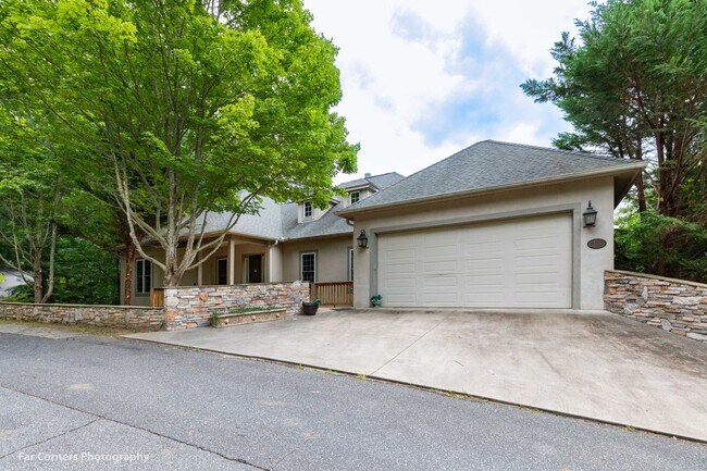 370 Country Club Dr