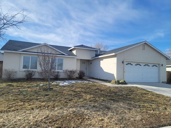 Building Photo - Cute 3 bedroom , 2 bath home on the Fernley Golf Course, $1900 a month, $2000 security deposit