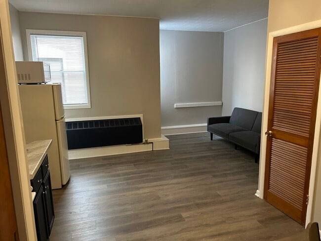 Building Photo - 130 E Lincoln Hwy Unit Downtown Apartment