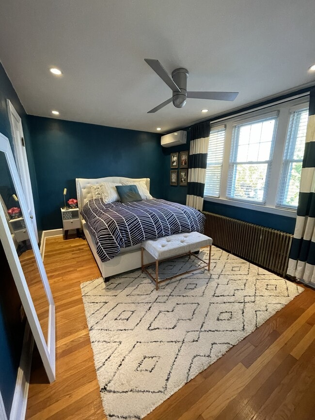 Building Photo - 1833 Burke St SE