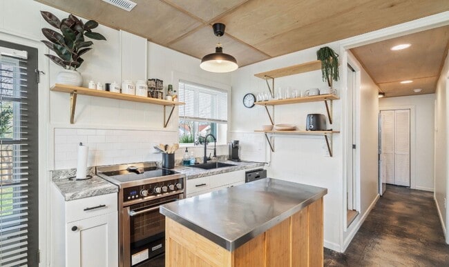 light and bright - 1925 Trotter Ave