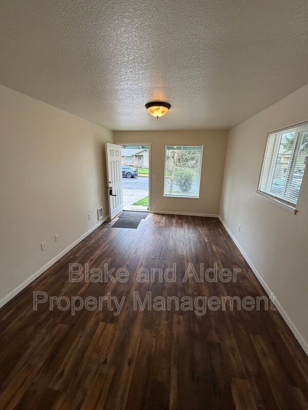 Photo - 13637 SE Center St