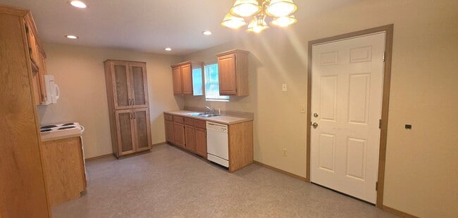 Photo - 3 Bedroom 2 Baths, Close to MSU!  $1395!
