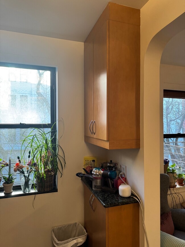 kitchen window with storage - 160 W 85th St Unit 3G