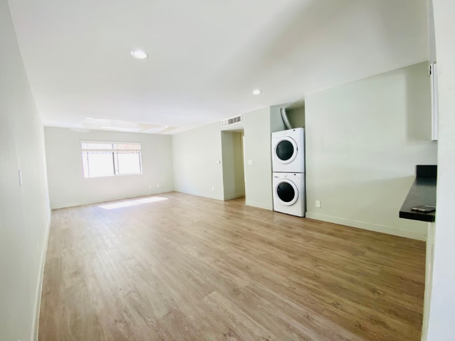 Building Photo - 1535 N Kenmore Ave Unit 2D