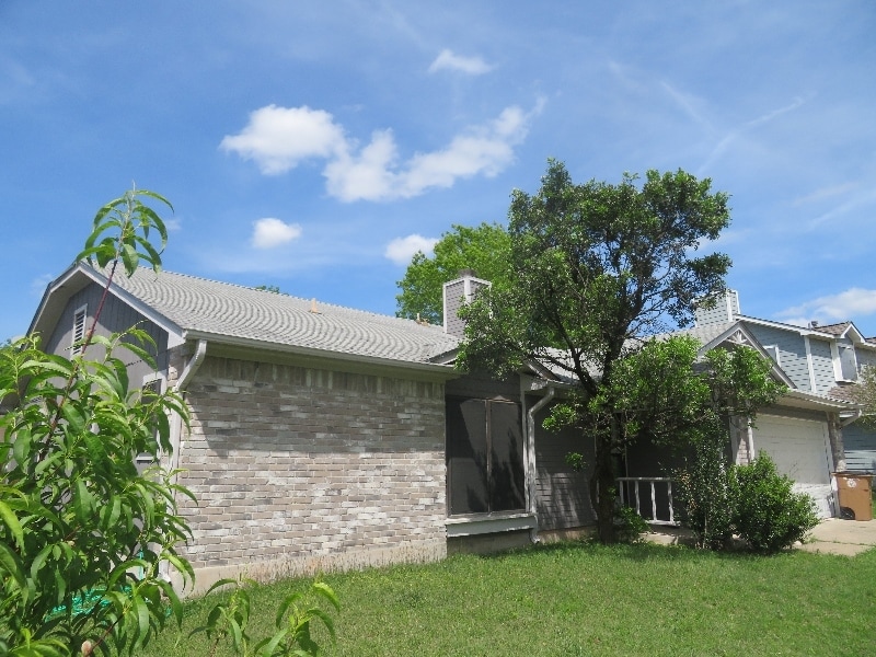 Photo - 1104 Larkins Ln