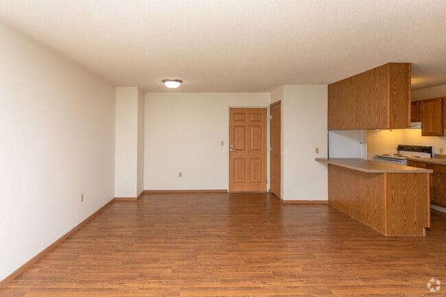 2BR, 1BA - 918SF