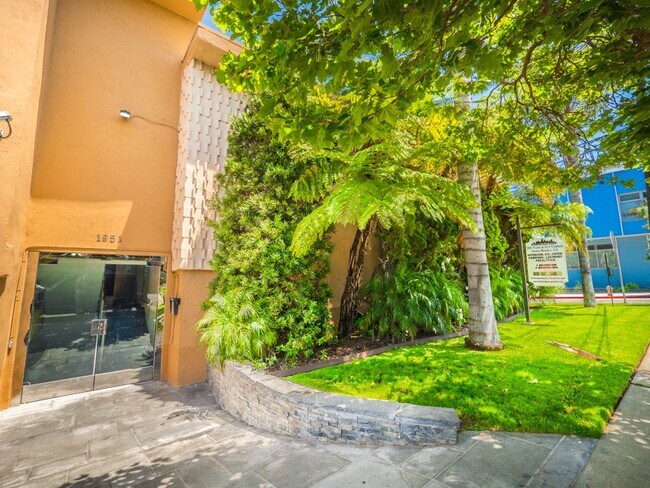 Photo - 1957 Frank St / 2519 Virginia Ave