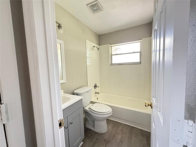 Photo - 116 Court St SW