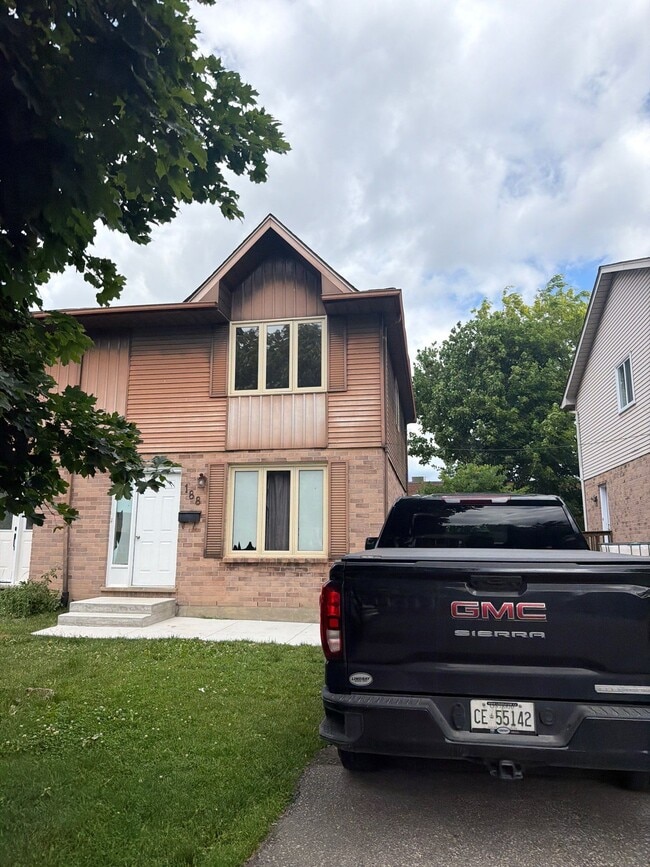Building Photo - SPACIOUS THREE BEDROOM TOWNHOME IN WESTMOUNT