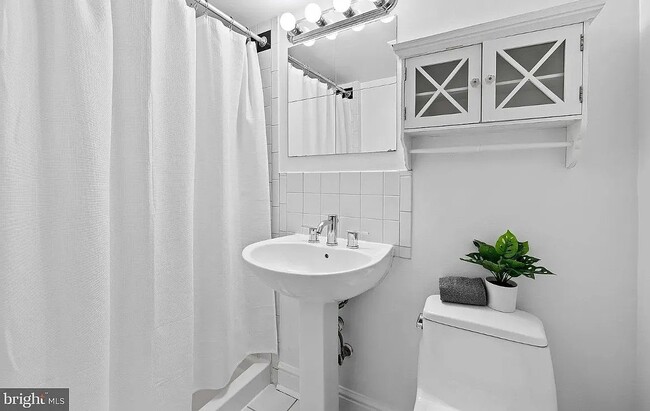 Photo - 105 E Cross St