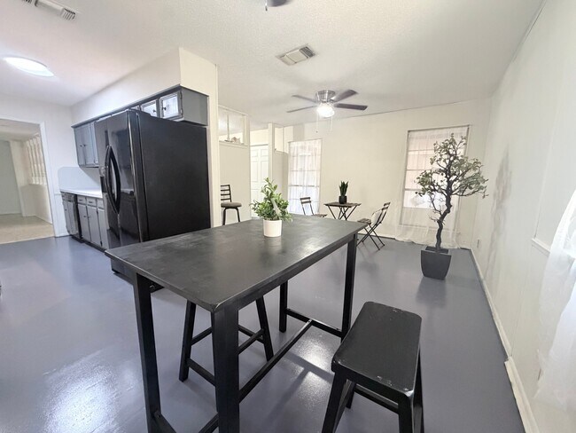 Photo - 7418 Meadow Cliff St