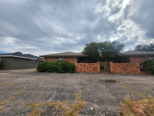 Building Photo - 3 bed 2 bath duplex
