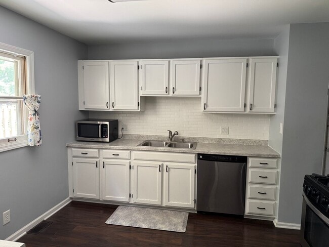 Photo - 209 W Royal Dr