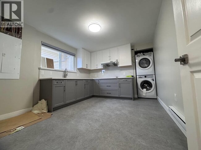 Photo - 6869 Gladstone St