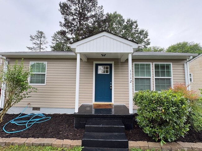 Building Photo - 2 Bedroom, 1 Bathroom House in Greensboro!