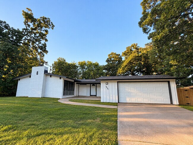 3932 E 54th St