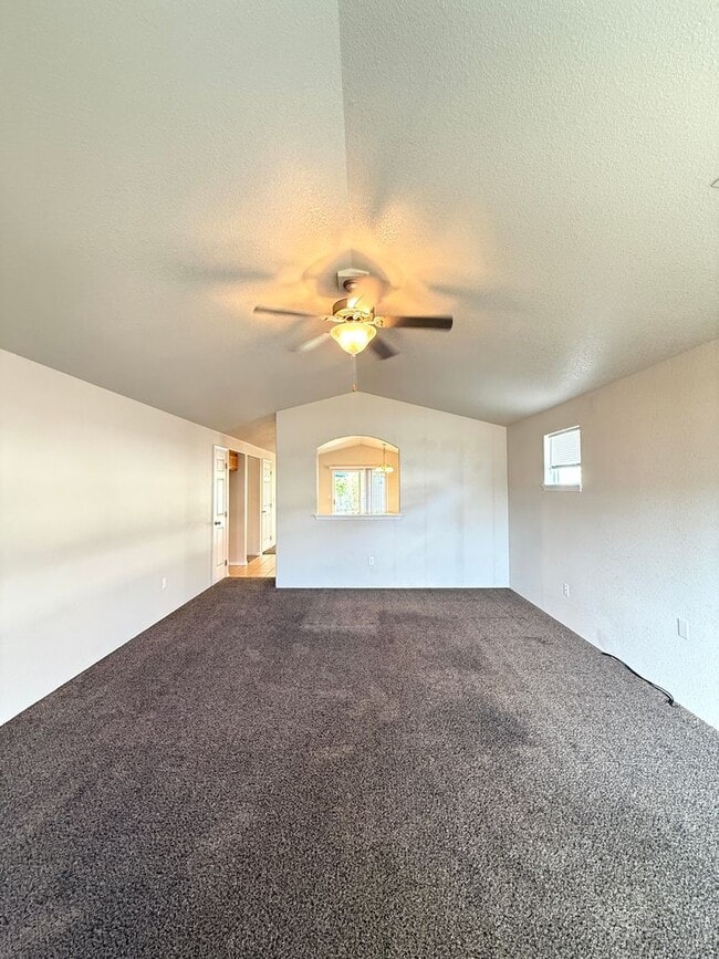 Photo - 3 bedroom, 2 bath home in White City!