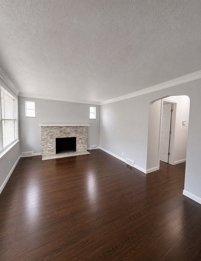 Photo - 11867 Laing St