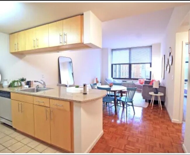 Building Photo - 98 Christopher Columbus Dr Unit 1-1 Rental