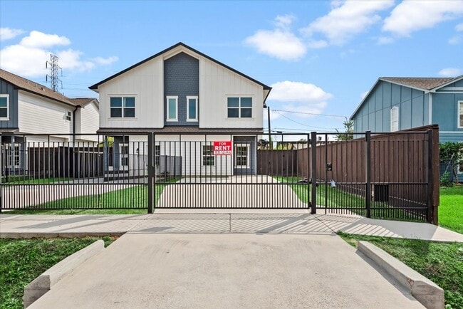 Building Photo - 2002 Lynnfield St