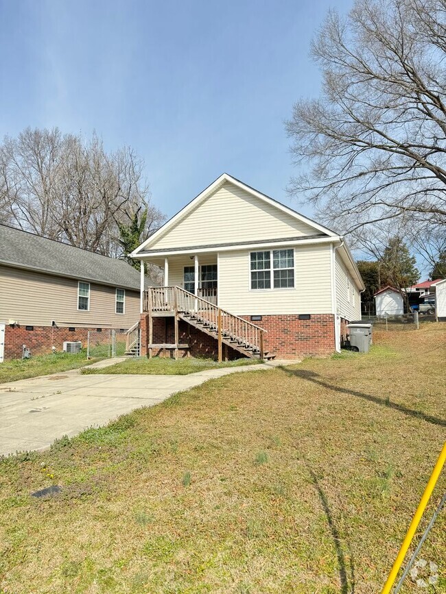 Building Photo - Spacious 4-Bedroom, 2-Bathroom Home for Re...