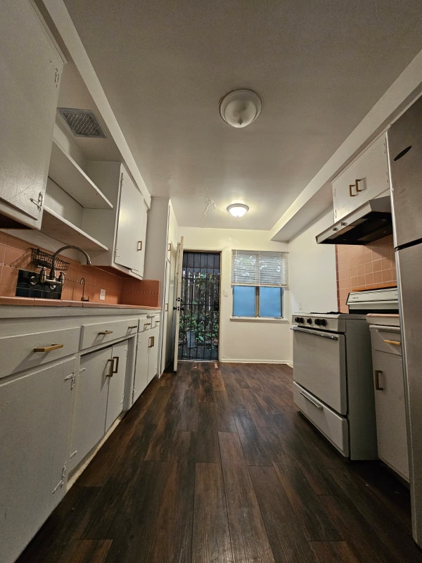 Building Photo - 1850 N La Brea Ave Rental