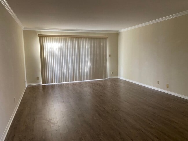 Photo - 400 N Hollywood Way