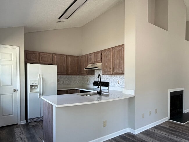 Photo - 405 Amberly Dr