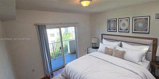 Building Photo - 11060 SW 196th St Unit 401