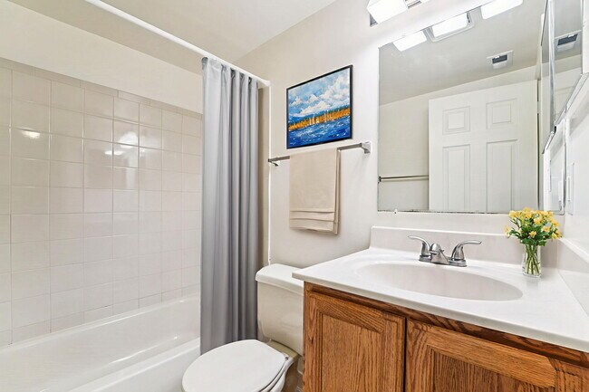 1BR, 1BA - 692SF - Bathroom - Foxborough Estates