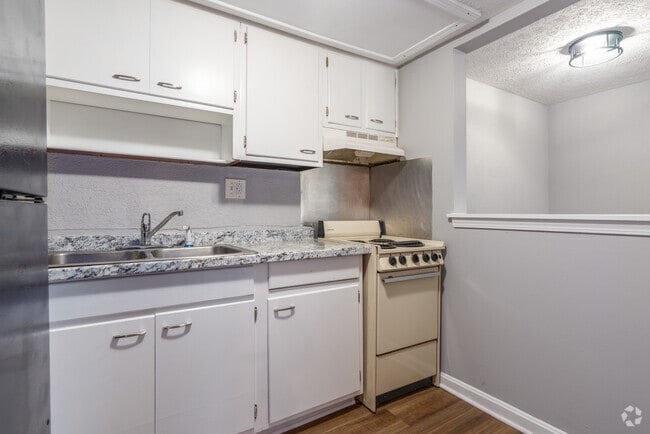 1BR, 1BA - 775SF - Kitchen