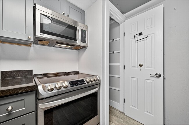 Photo - 830 Threadneedle St Unit True