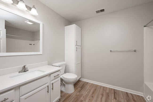 2BR, 1BA - 998SF - Bathroom - Cheswick Village