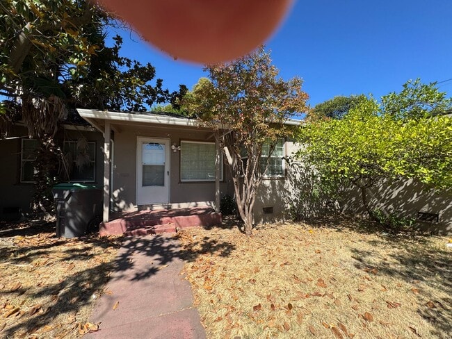 Building Photo - Nice Two Bed, One Bath Duplex In Central Stockton