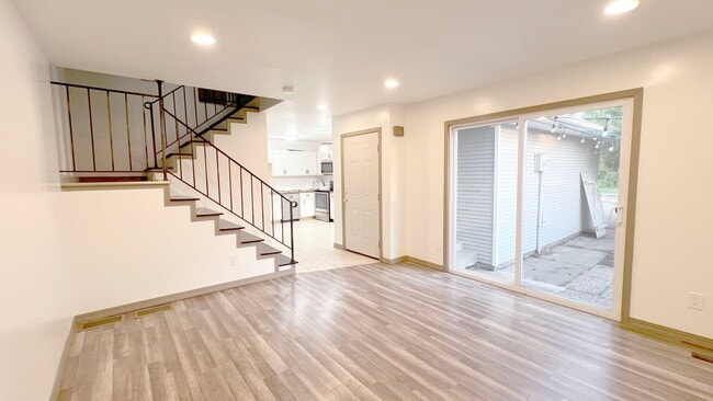 Photo - 7694 Dunmore Rd