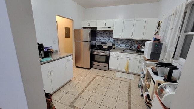 Building Photo - 823 Anderson Ave Unit 2