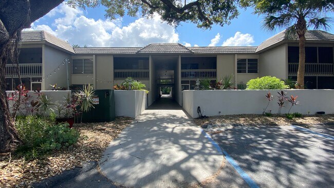 Photo - Charming 2/2 Seasonal Rental in Sarasota –... Unit 103A