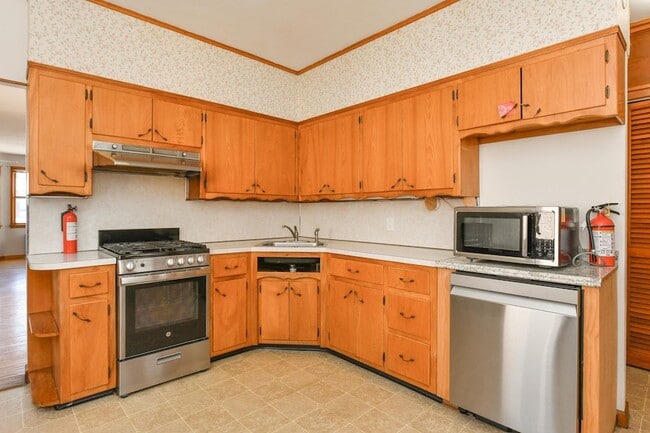 Photo - 241 Maple St
