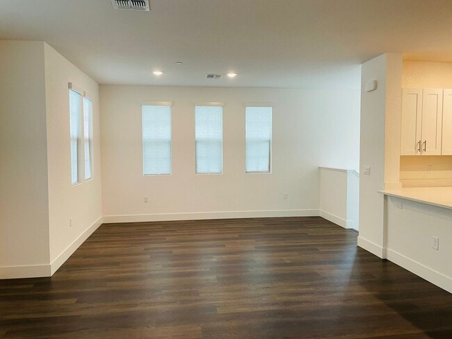 Photo - 5301 E Commerce Way Unidad 28101