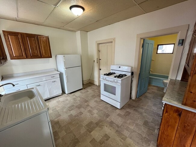 Building Photo - 108 S Foster St Unit Lower
