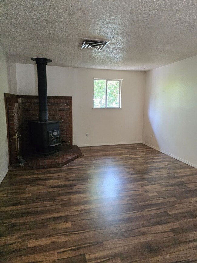 Building Photo - 3 bedroom 1 bath duplex